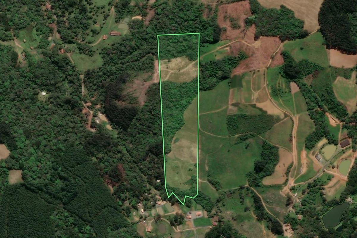 Imagem de satélite do imóvel rural em Piên (PR), com o contorno declarado no CAR desenhado por cima.