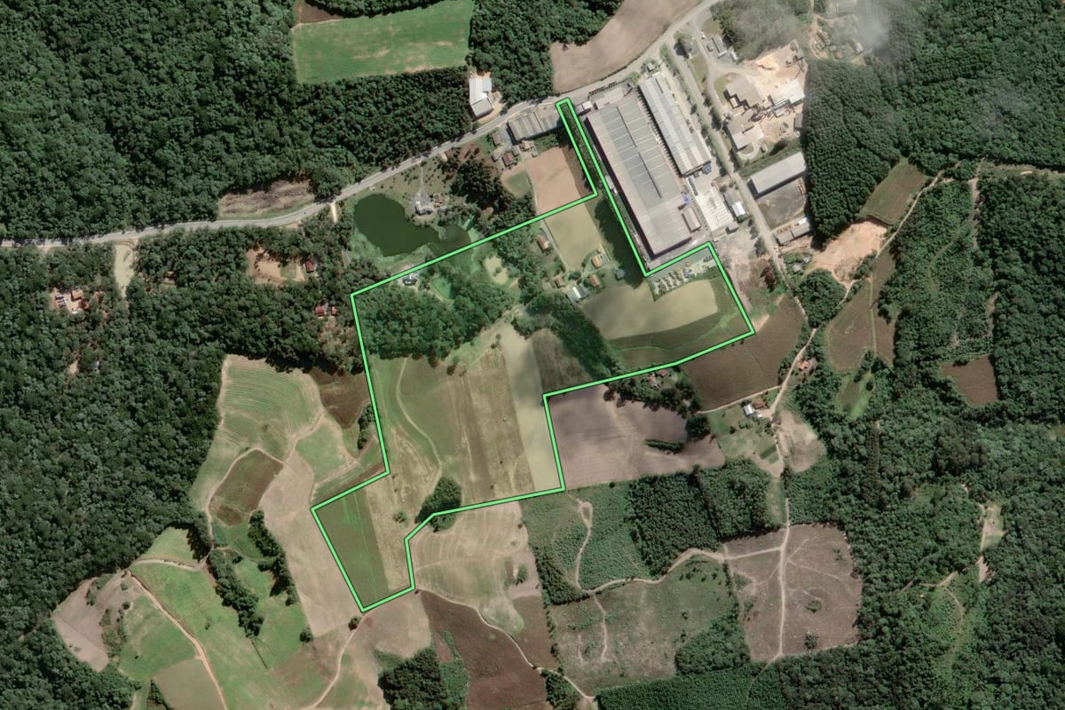 Imagem de satélite do imóvel rural em Piên (PR), com o contorno declarado no CAR desenhado por cima.