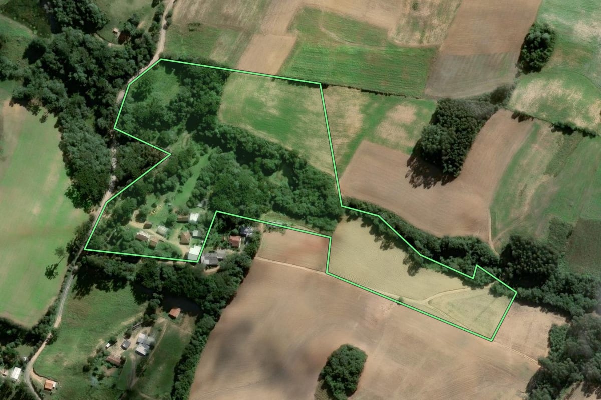 Imagem de satélite do imóvel rural em Piên (PR), com o contorno declarado no CAR desenhado por cima.