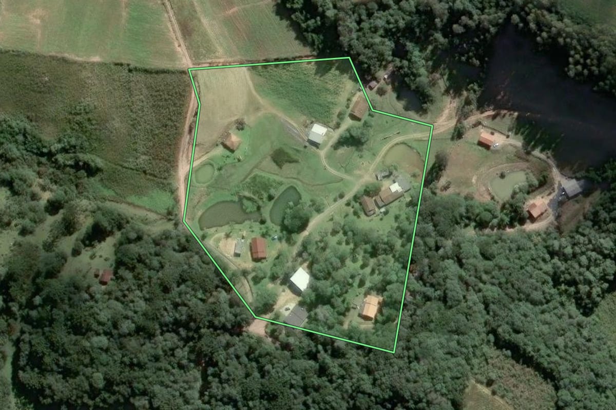 Imagem de satélite do imóvel rural em Piên (PR), com o contorno declarado no CAR desenhado por cima.
