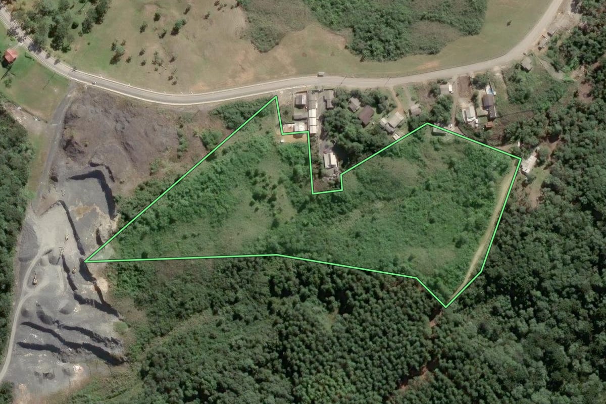 Imagem de satélite do imóvel rural em Piên (PR), com o contorno declarado no CAR desenhado por cima.