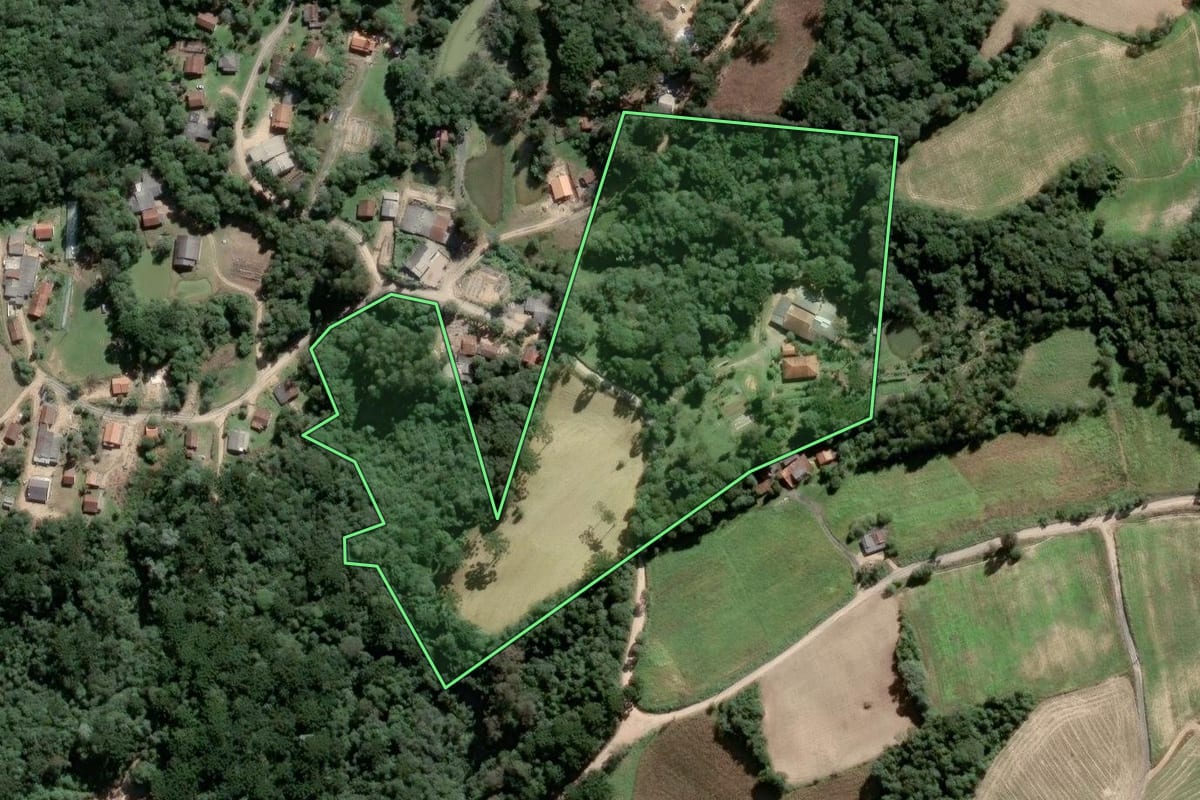 Imagem de satélite do imóvel rural em Piên (PR), com o contorno declarado no CAR desenhado por cima.