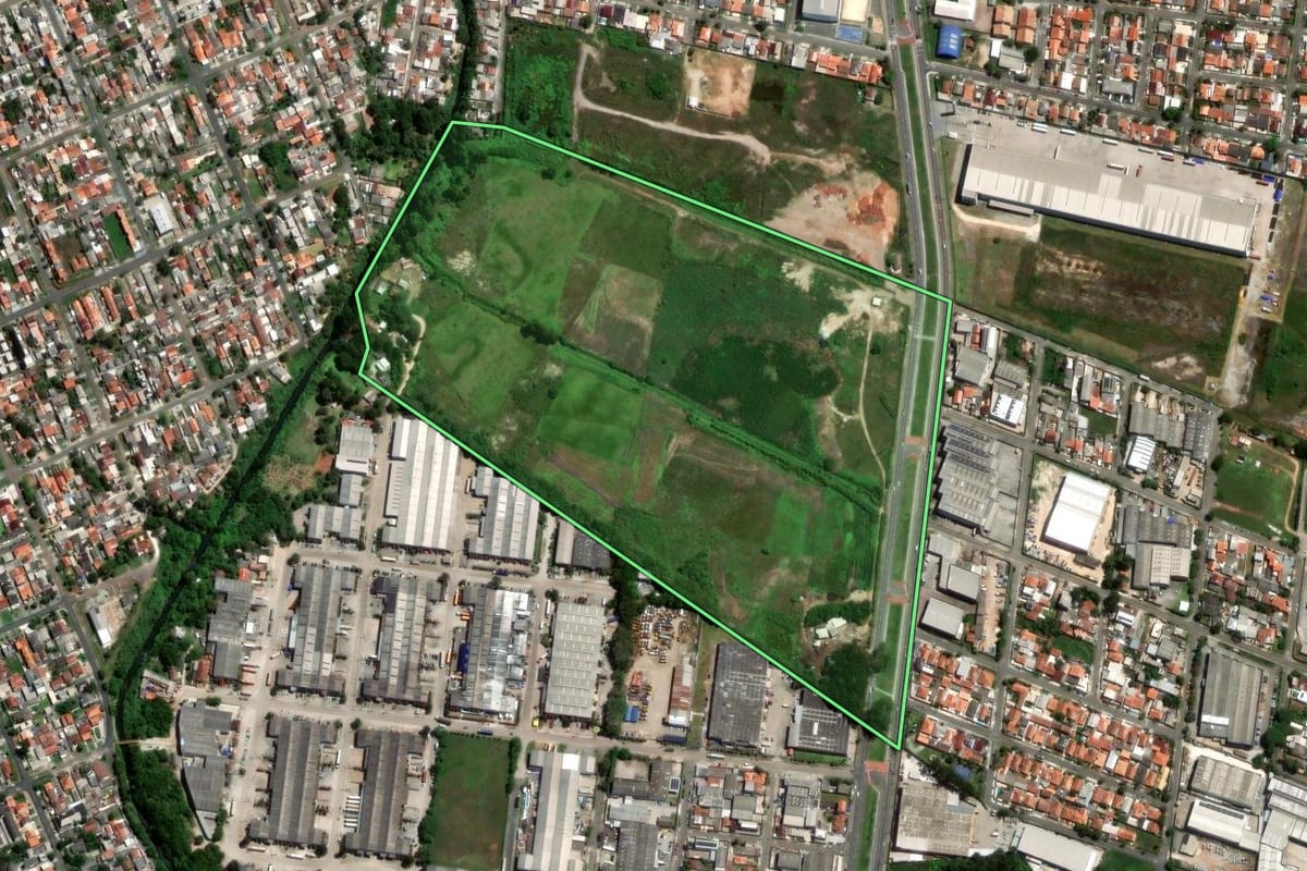Imagem de satélite do imóvel rural em Pinhais (PR), com o contorno declarado no CAR desenhado por cima.