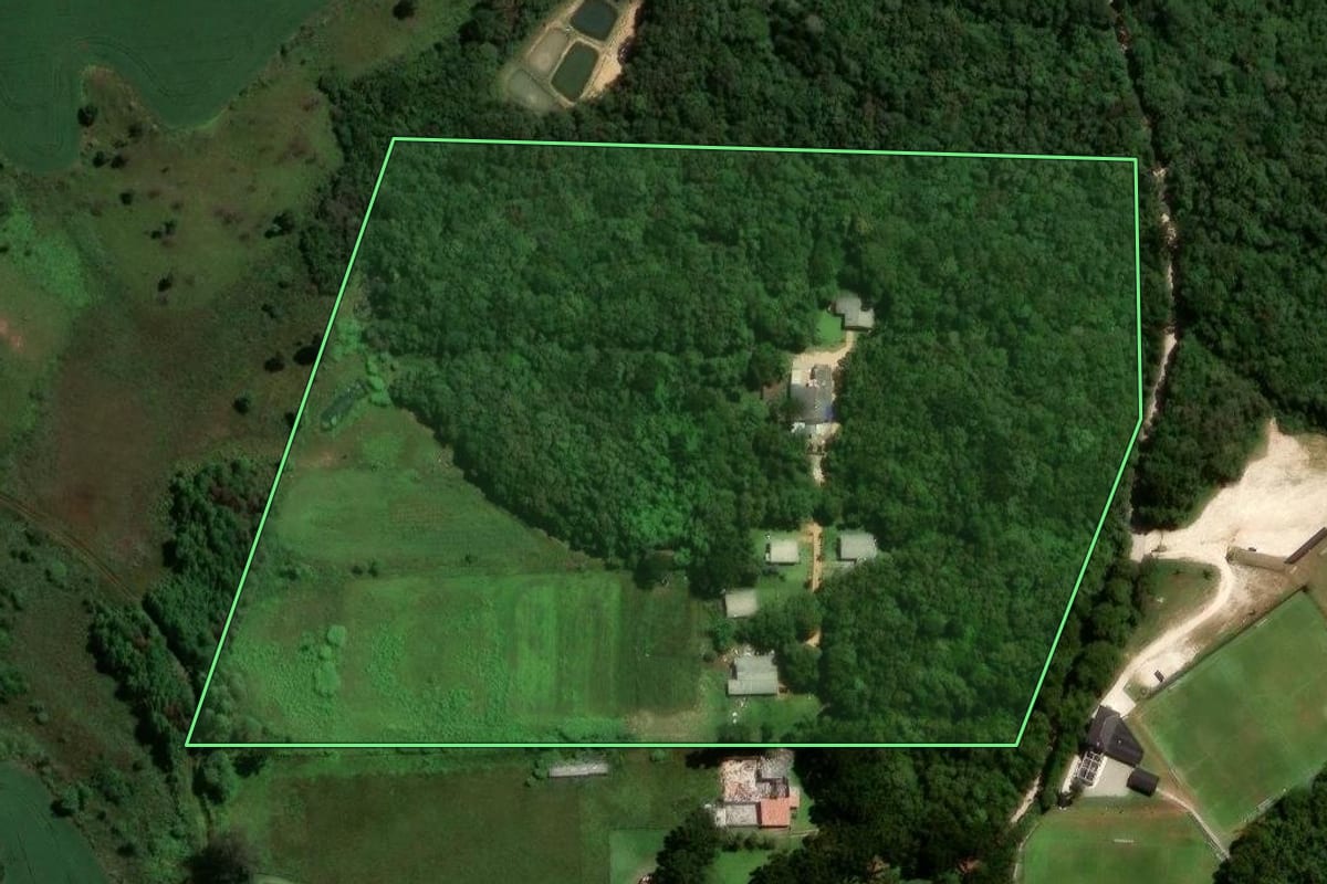 Imagem de satélite do imóvel rural em Pinhais (PR), com o contorno declarado no CAR desenhado por cima.