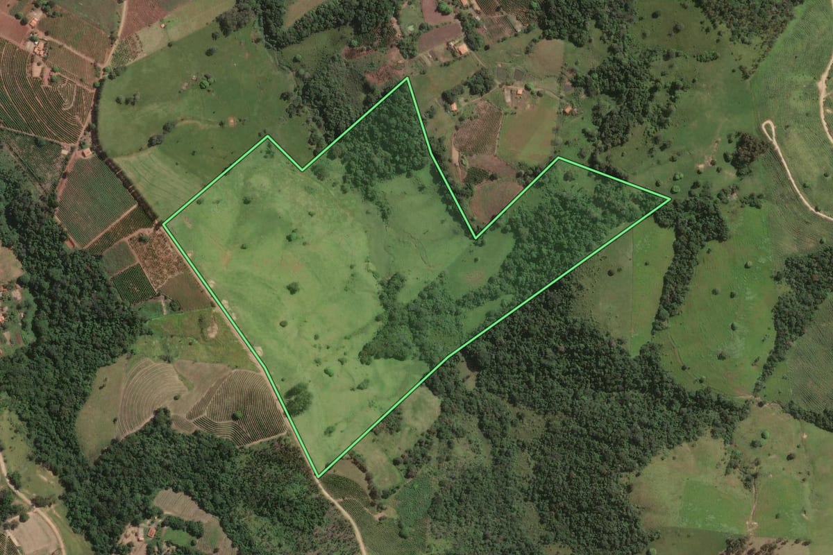 Imagem de satélite do imóvel rural em Pinhalão (PR), com o contorno declarado no CAR desenhado por cima.