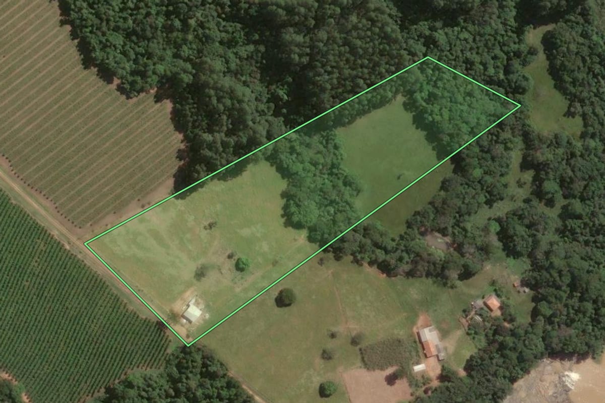Imagem de satélite do imóvel rural em Pinhalão (PR), com o contorno declarado no CAR desenhado por cima.
