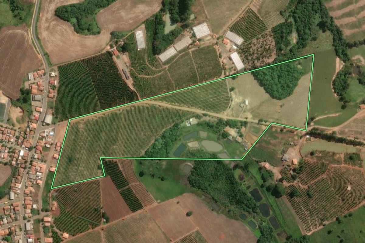 Imagem de satélite do imóvel rural em Pinhalão (PR), com o contorno declarado no CAR desenhado por cima.