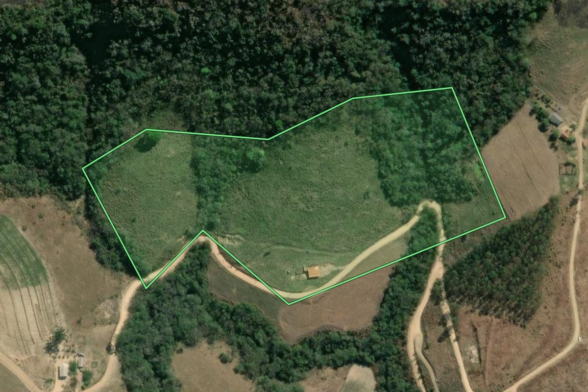Imagem de satélite do imóvel rural em Pinhalão (PR), com o contorno declarado no CAR desenhado por cima.