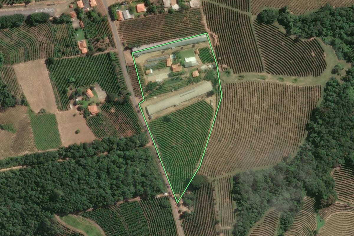 Imagem de satélite do imóvel rural em Pinhalão (PR), com o contorno declarado no CAR desenhado por cima.