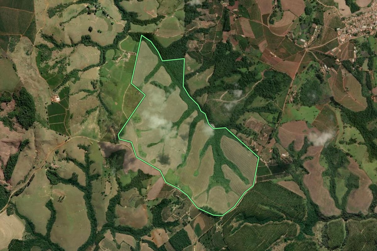 Imagem de satélite do imóvel rural em Pinhalão (PR), com o contorno declarado no CAR desenhado por cima.