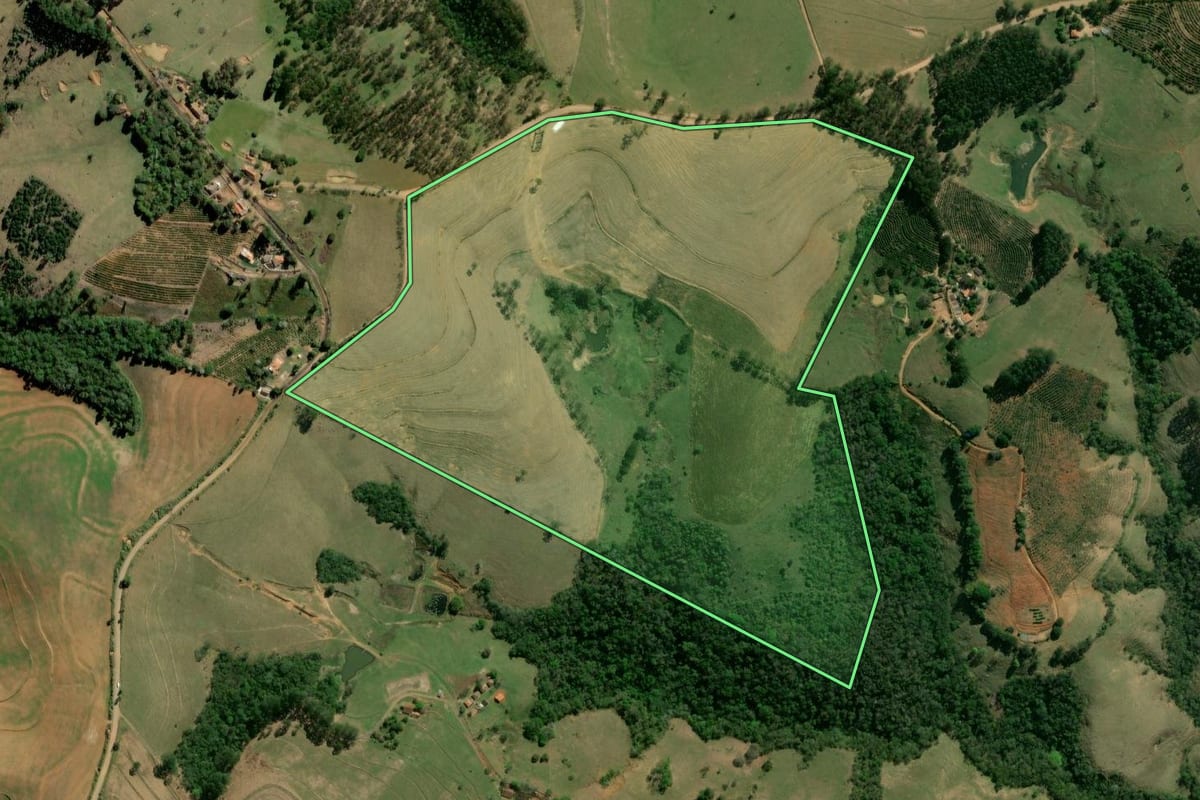 Imagem de satélite do imóvel rural em Pinhalão (PR), com o contorno declarado no CAR desenhado por cima.
