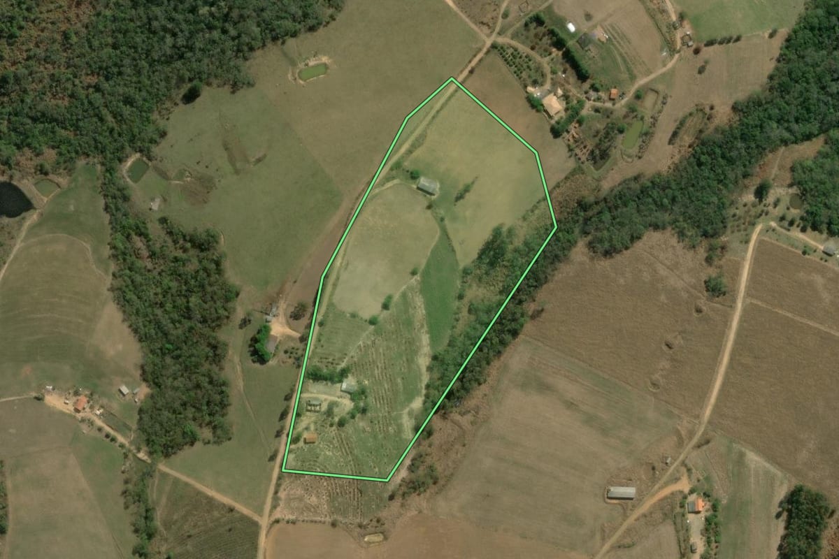 Imagem de satélite do imóvel rural em Pinhalão (PR), com o contorno declarado no CAR desenhado por cima.
