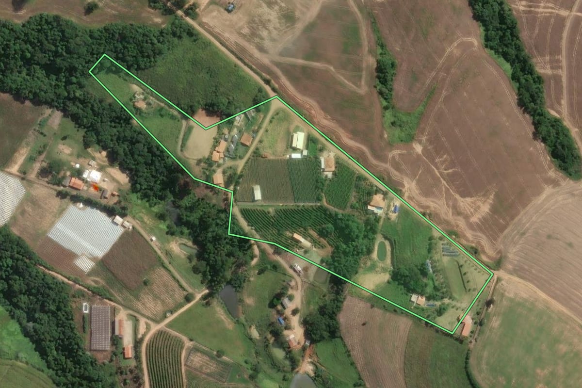 Imagem de satélite do imóvel rural em Pinhalão (PR), com o contorno declarado no CAR desenhado por cima.