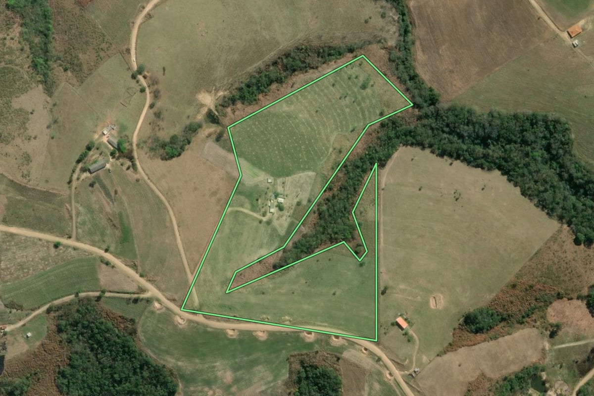 Imagem de satélite do imóvel rural em Pinhalão (PR), com o contorno declarado no CAR desenhado por cima.