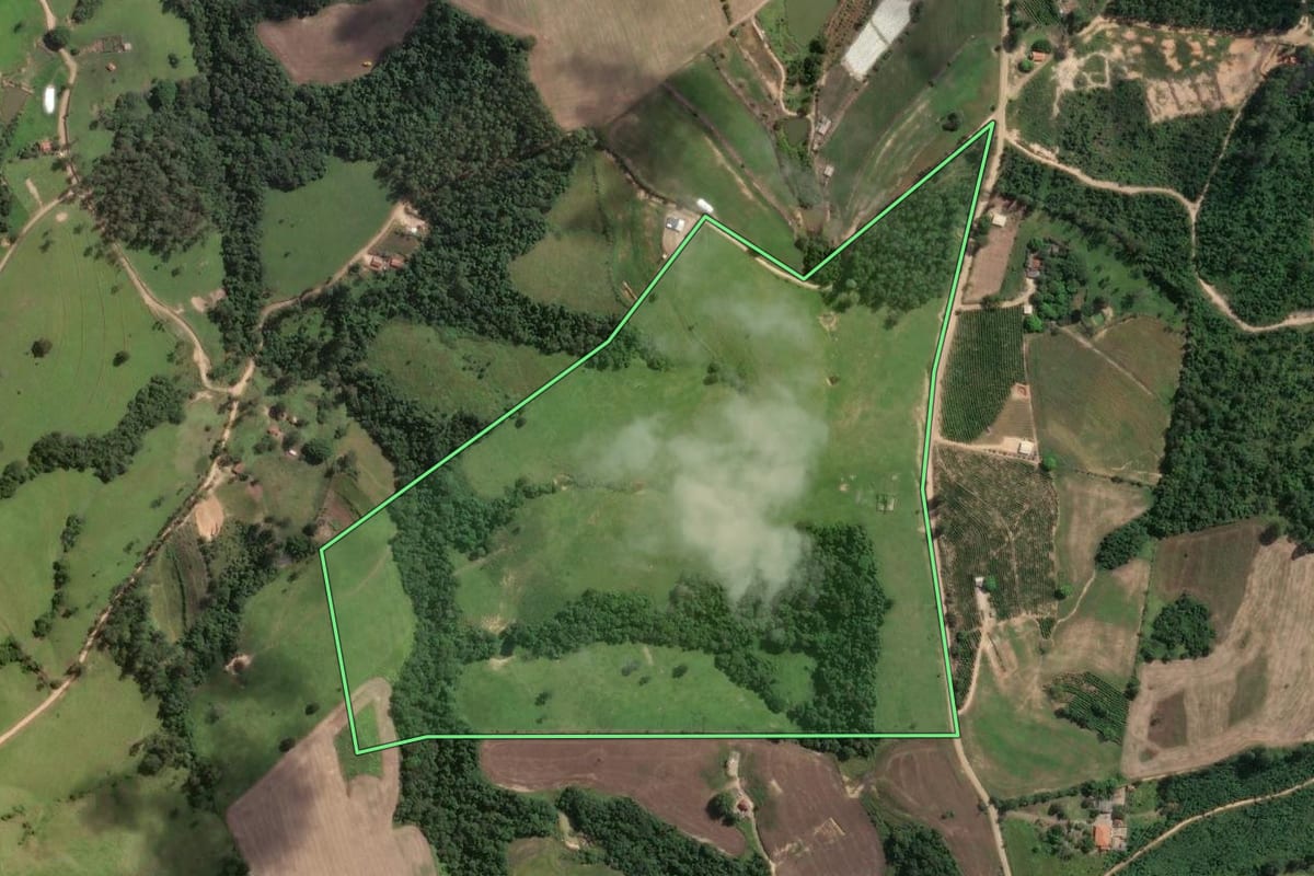 Imagem de satélite do imóvel rural em Pinhalão (PR), com o contorno declarado no CAR desenhado por cima.