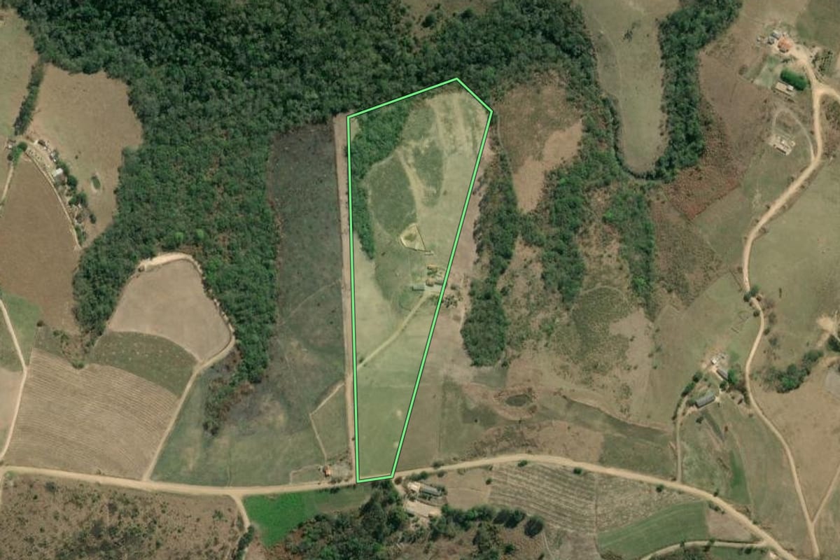 Imagem de satélite do imóvel rural em Pinhalão (PR), com o contorno declarado no CAR desenhado por cima.