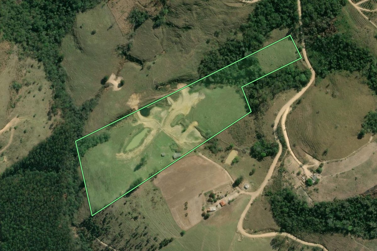 Imagem de satélite do imóvel rural em Pinhalão (PR), com o contorno declarado no CAR desenhado por cima.