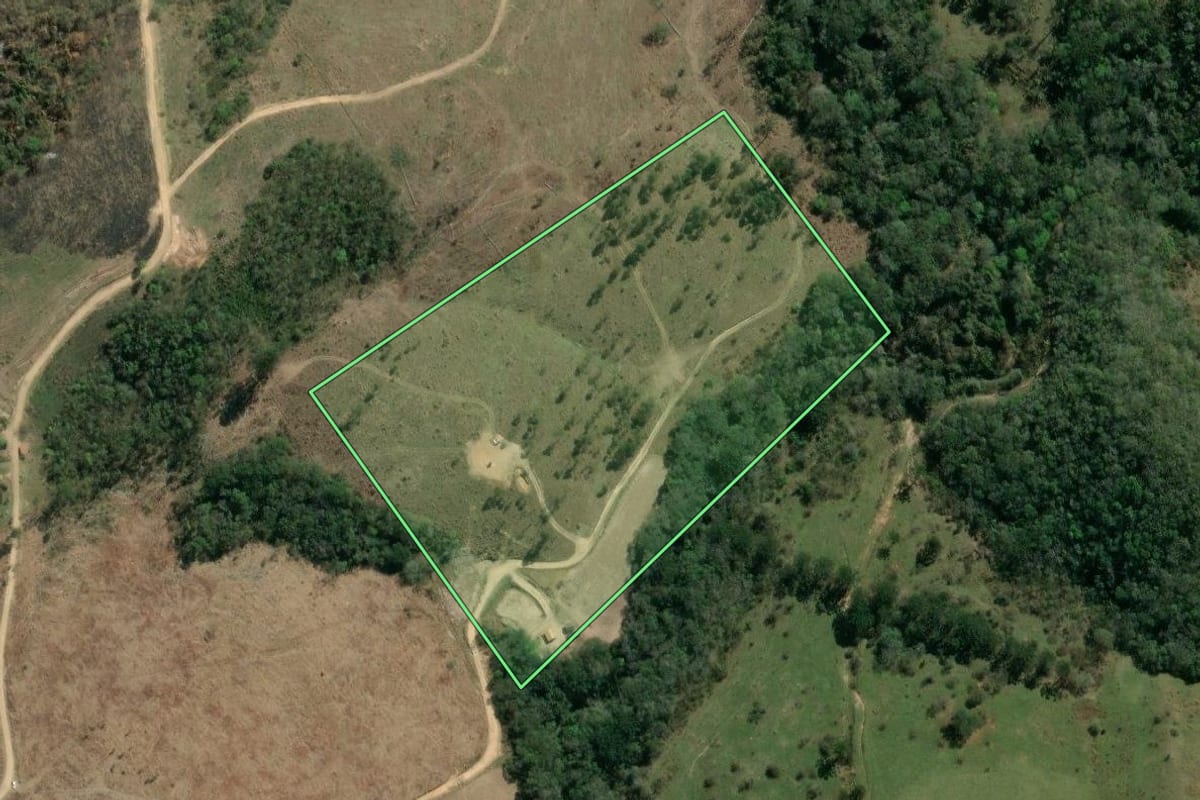 Imagem de satélite do imóvel rural em Pinhalão (PR), com o contorno declarado no CAR desenhado por cima.