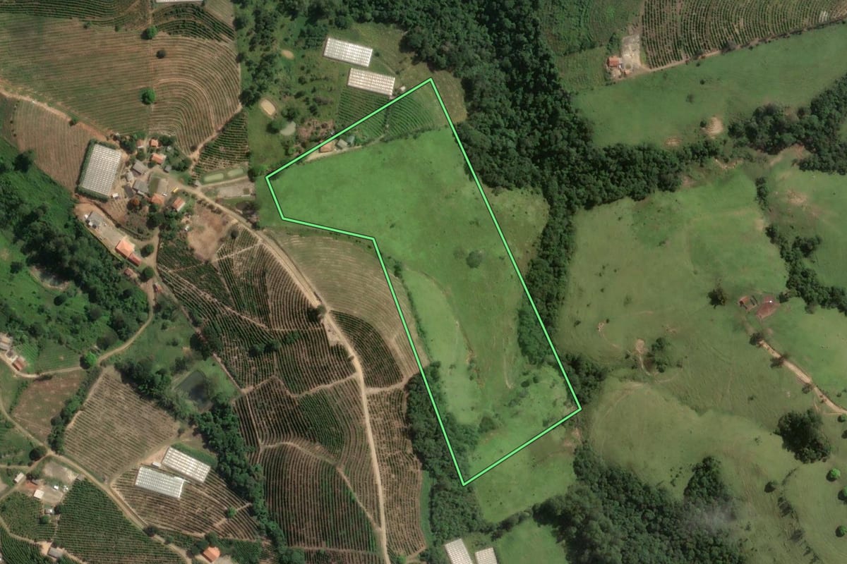 Imagem de satélite do imóvel rural em Pinhalão (PR), com o contorno declarado no CAR desenhado por cima.