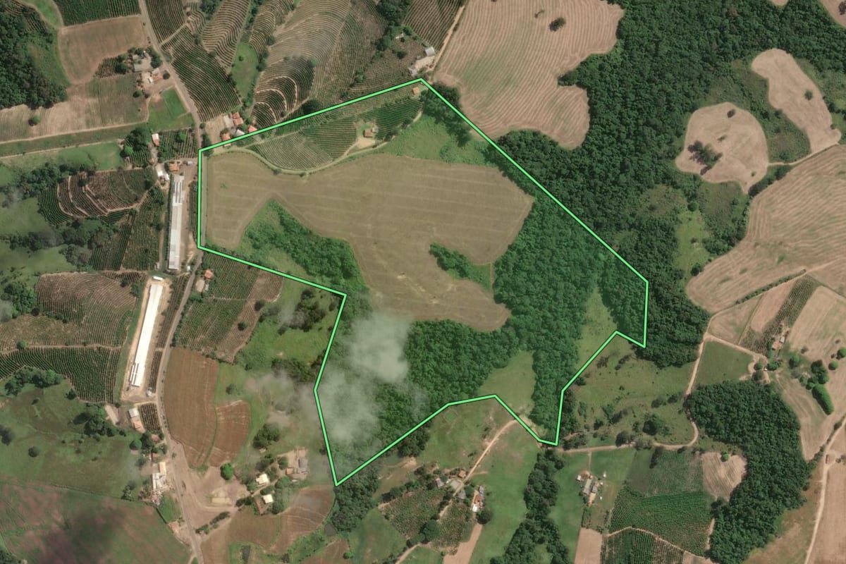 Imagem de satélite do imóvel rural em Pinhalão (PR), com o contorno declarado no CAR desenhado por cima.