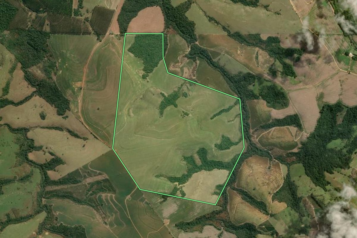 Imagem de satélite do imóvel rural em Pinhalão (PR), com o contorno declarado no CAR desenhado por cima.