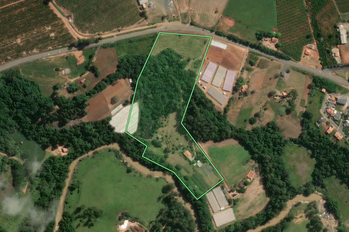 Imagem de satélite do imóvel rural em Pinhalão (PR), com o contorno declarado no CAR desenhado por cima.
