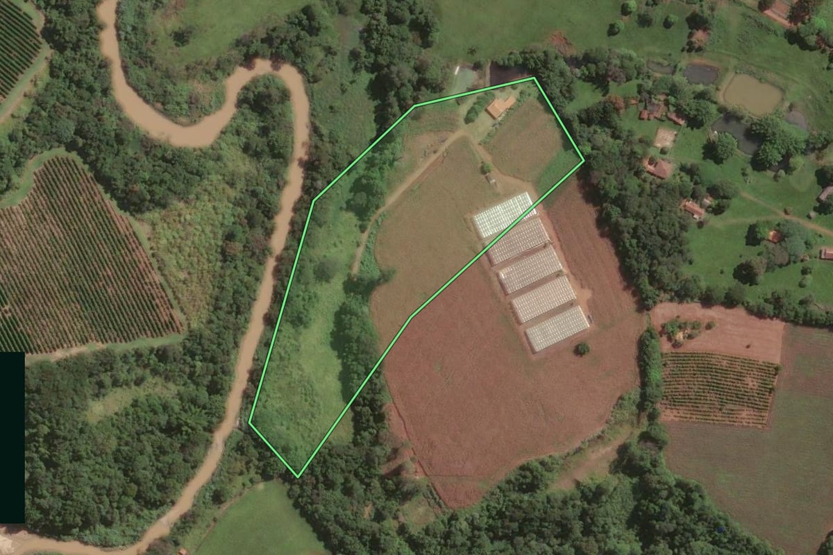 Imagem de satélite do imóvel rural em Pinhalão (PR), com o contorno declarado no CAR desenhado por cima.