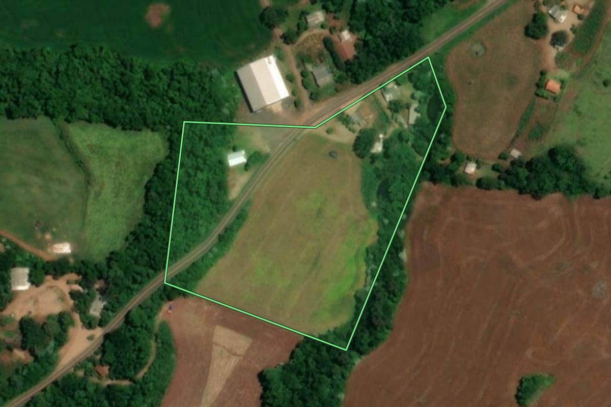 Imagem de satélite do imóvel rural em Pinhal de São Bento (PR), com o contorno declarado no CAR desenhado por cima.