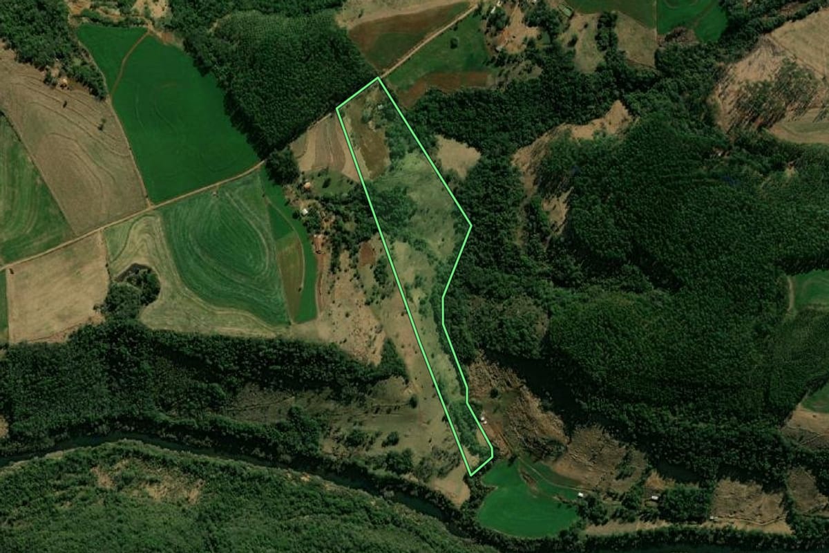 Imagem de satélite do imóvel rural em Pinhal de São Bento (PR), com o contorno declarado no CAR desenhado por cima.