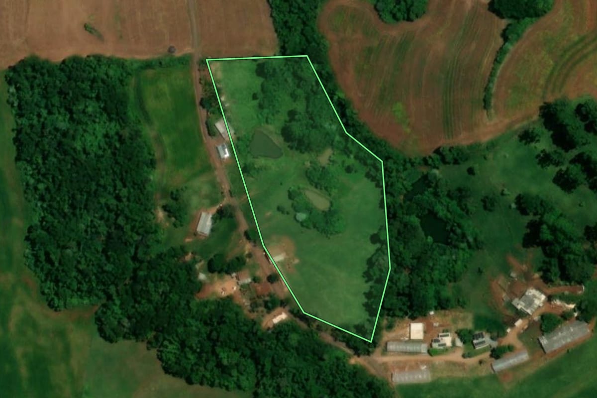 Imagem de satélite do imóvel rural em Pinhal de São Bento (PR), com o contorno declarado no CAR desenhado por cima.