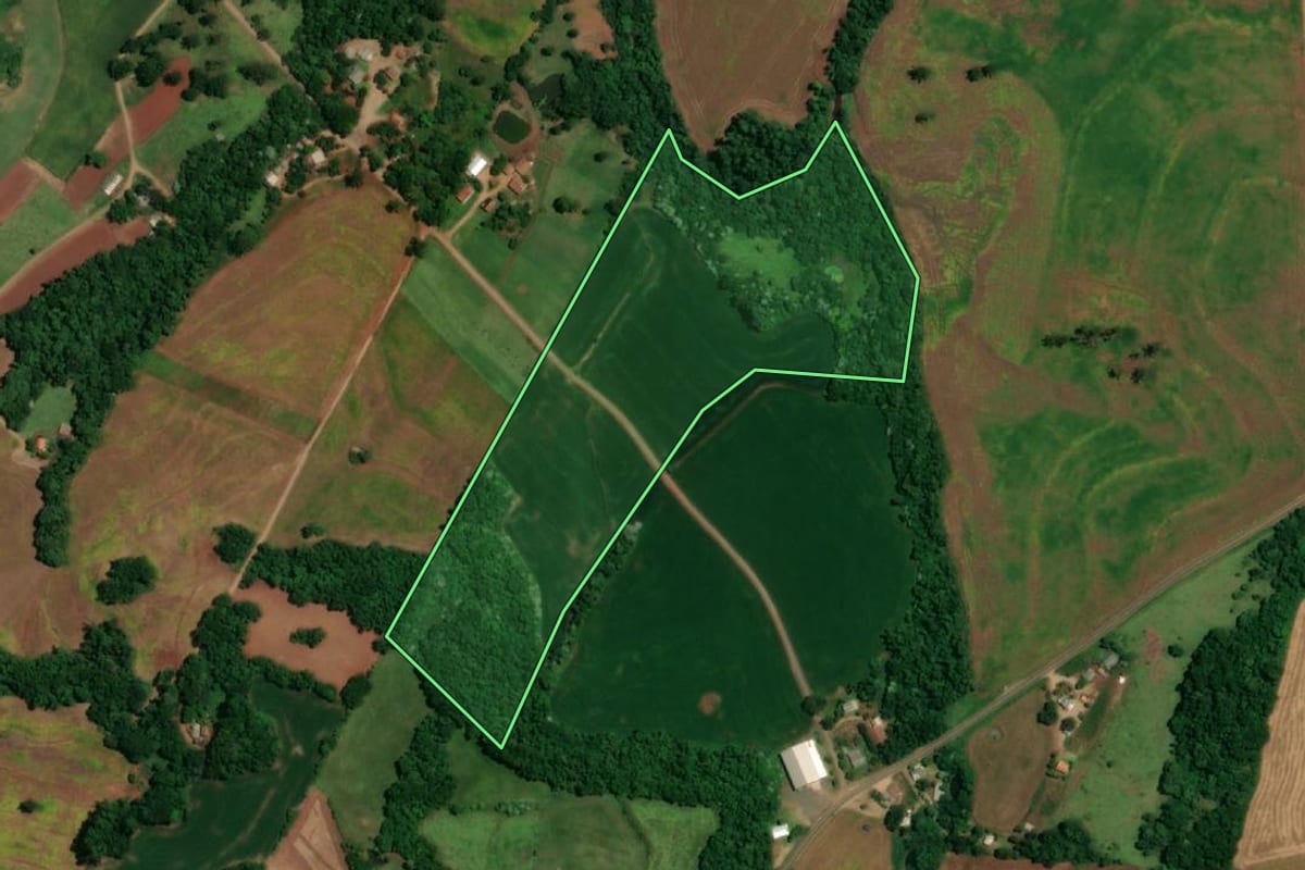 Imagem de satélite do imóvel rural em Pinhal de São Bento (PR), com o contorno declarado no CAR desenhado por cima.