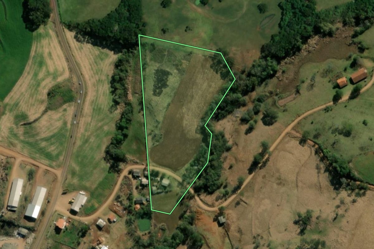 Imagem de satélite do imóvel rural em Pinhal de São Bento (PR), com o contorno declarado no CAR desenhado por cima.