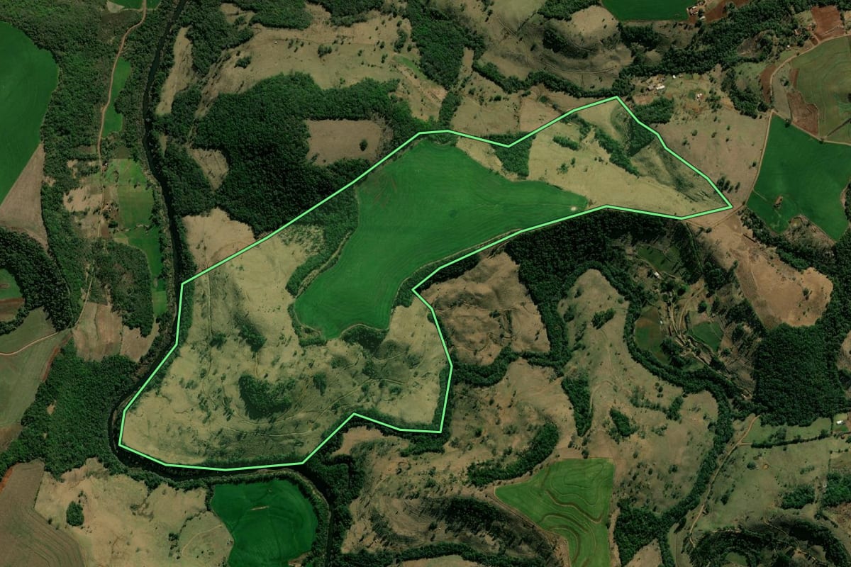 Imagem de satélite do imóvel rural em Pinhal de São Bento (PR), com o contorno declarado no CAR desenhado por cima.