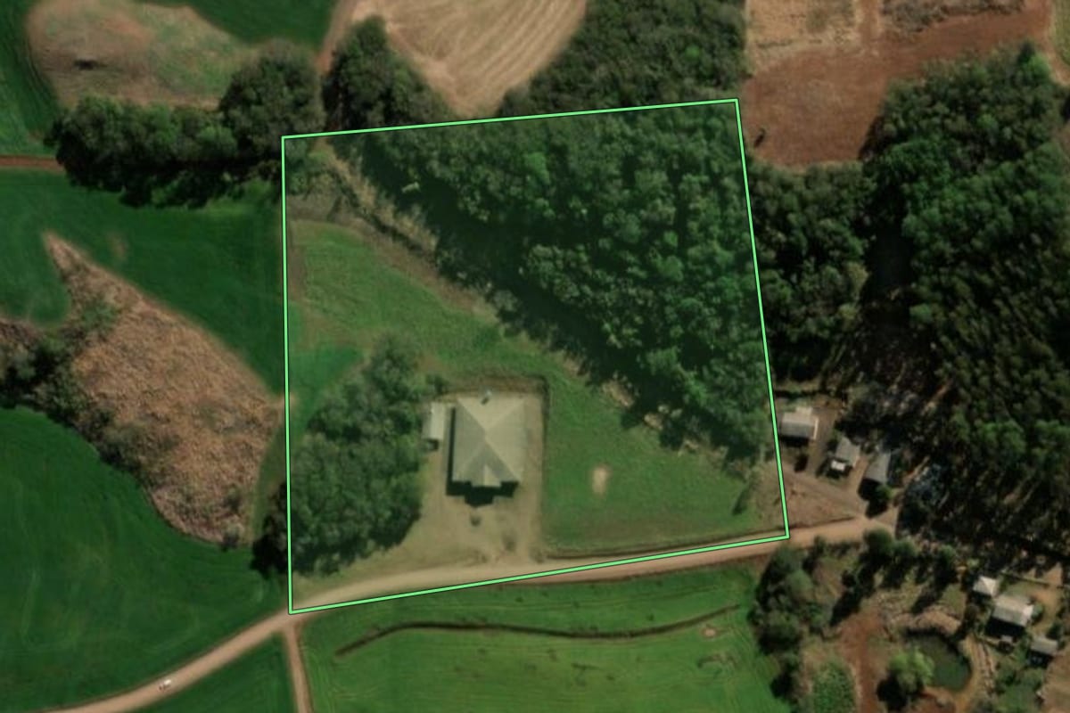 Imagem de satélite do imóvel rural em Pinhal de São Bento (PR), com o contorno declarado no CAR desenhado por cima.