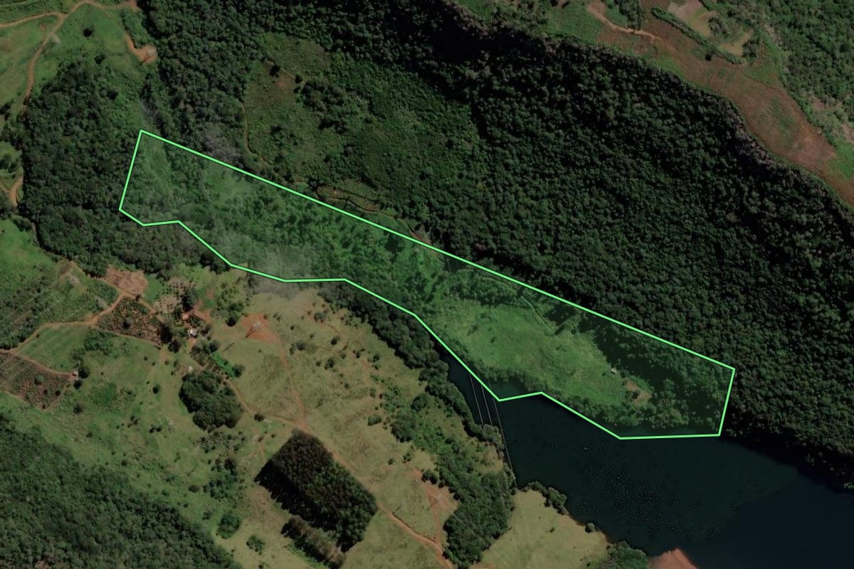 Imagem de satélite do imóvel rural em Pinhão (PR), com o contorno declarado no CAR desenhado por cima.