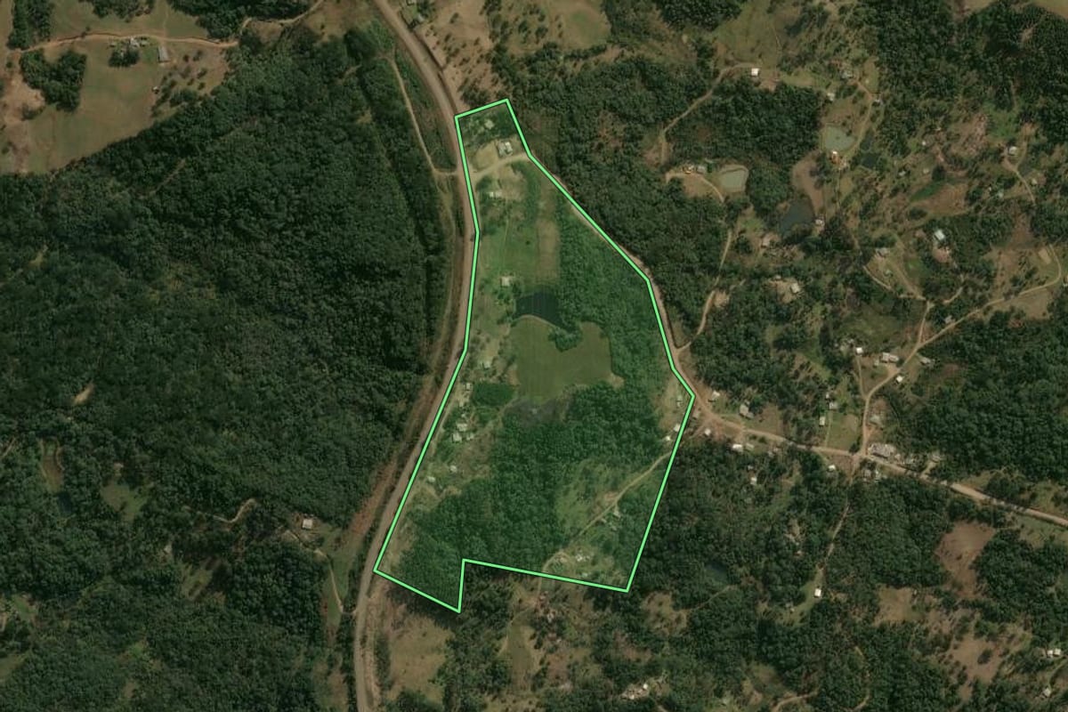 Imagem de satélite do imóvel rural em Pinhão (PR), com o contorno declarado no CAR desenhado por cima.