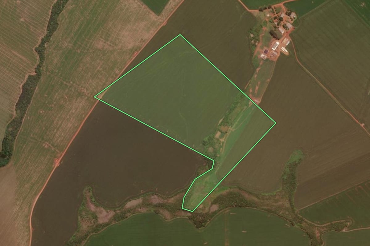 Imagem de satélite do imóvel rural em Pinhão (PR), com o contorno declarado no CAR desenhado por cima.