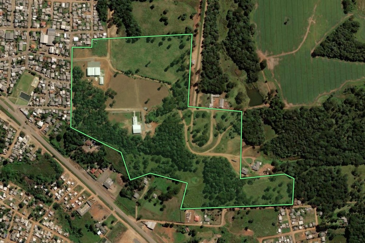 Imagem de satélite do imóvel rural em Pinhão (PR), com o contorno declarado no CAR desenhado por cima.