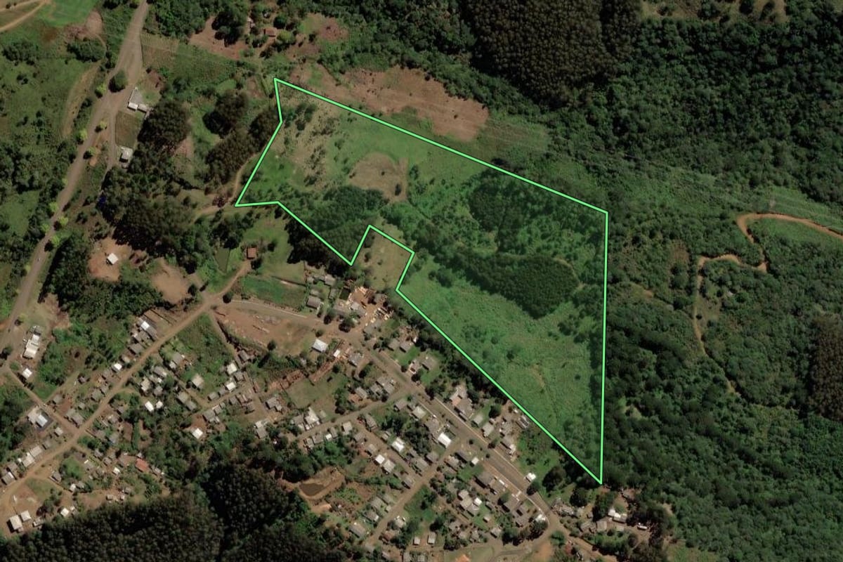 Imagem de satélite do imóvel rural em Pinhão (PR), com o contorno declarado no CAR desenhado por cima.