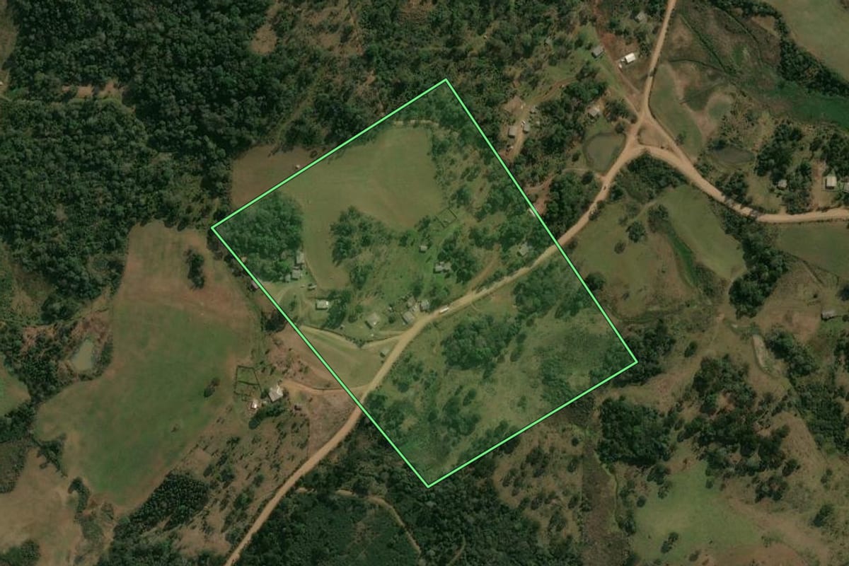 Imagem de satélite do imóvel rural em Pinhão (PR), com o contorno declarado no CAR desenhado por cima.