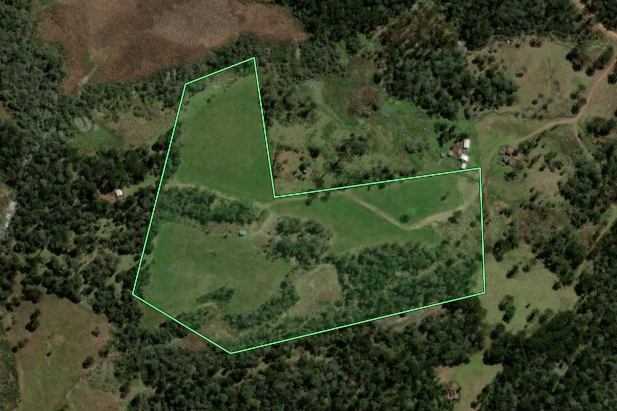 Imagem de satélite do imóvel rural em Pinhão (PR), com o contorno declarado no CAR desenhado por cima.
