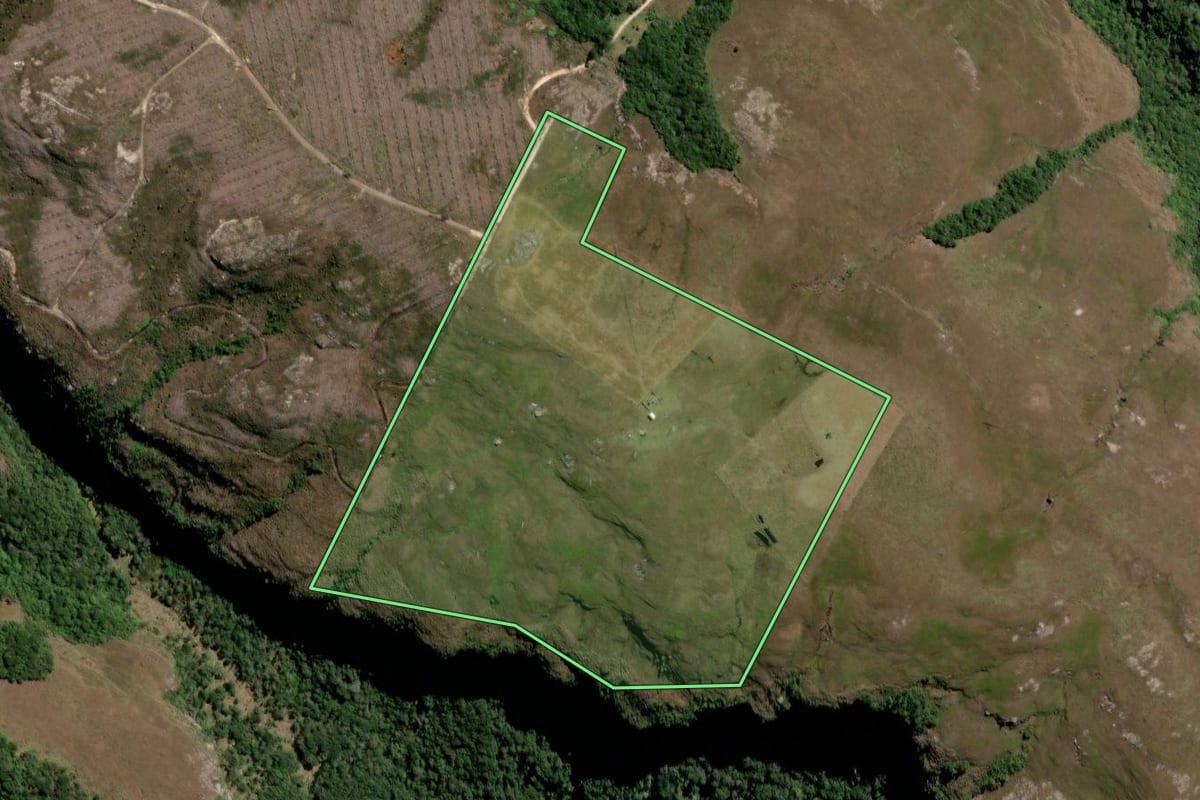 Imagem de satélite do imóvel rural em Piraí do Sul (PR), com o contorno declarado no CAR desenhado por cima.