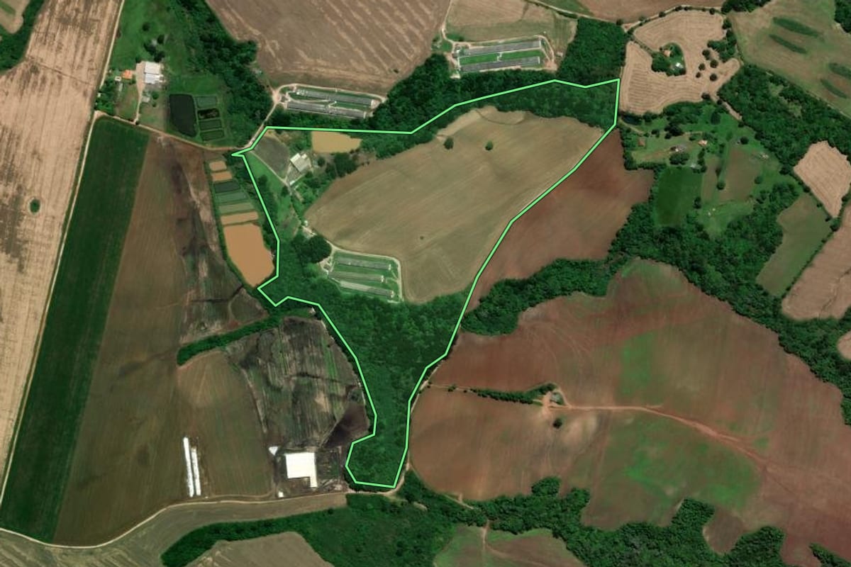 Imagem de satélite do imóvel rural em Piraí do Sul (PR), com o contorno declarado no CAR desenhado por cima.