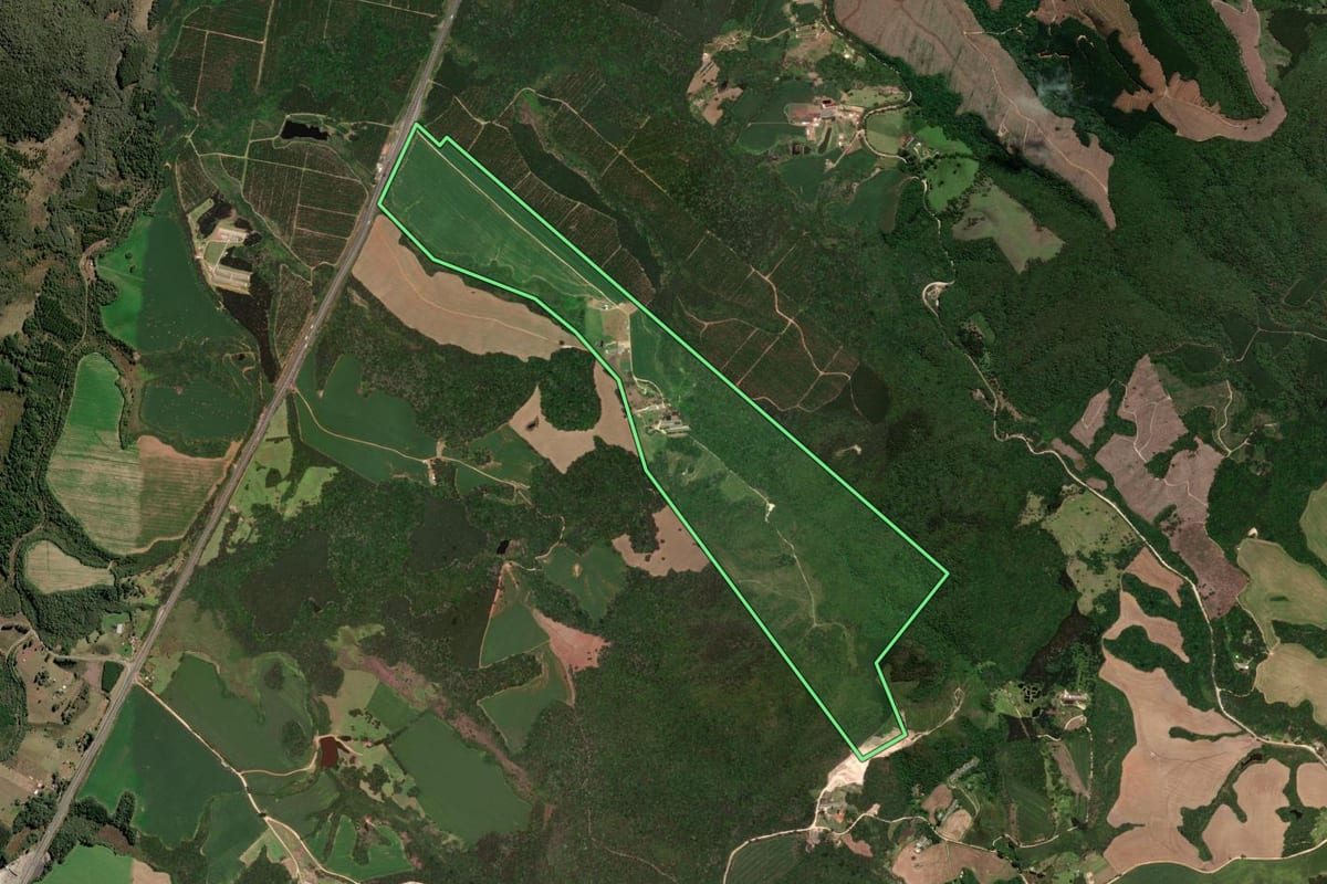 Imagem de satélite do imóvel rural em Piraí do Sul (PR), com o contorno declarado no CAR desenhado por cima.