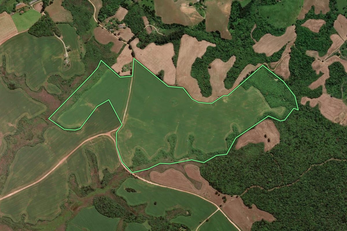 Imagem de satélite do imóvel rural em Piraí do Sul (PR), com o contorno declarado no CAR desenhado por cima.