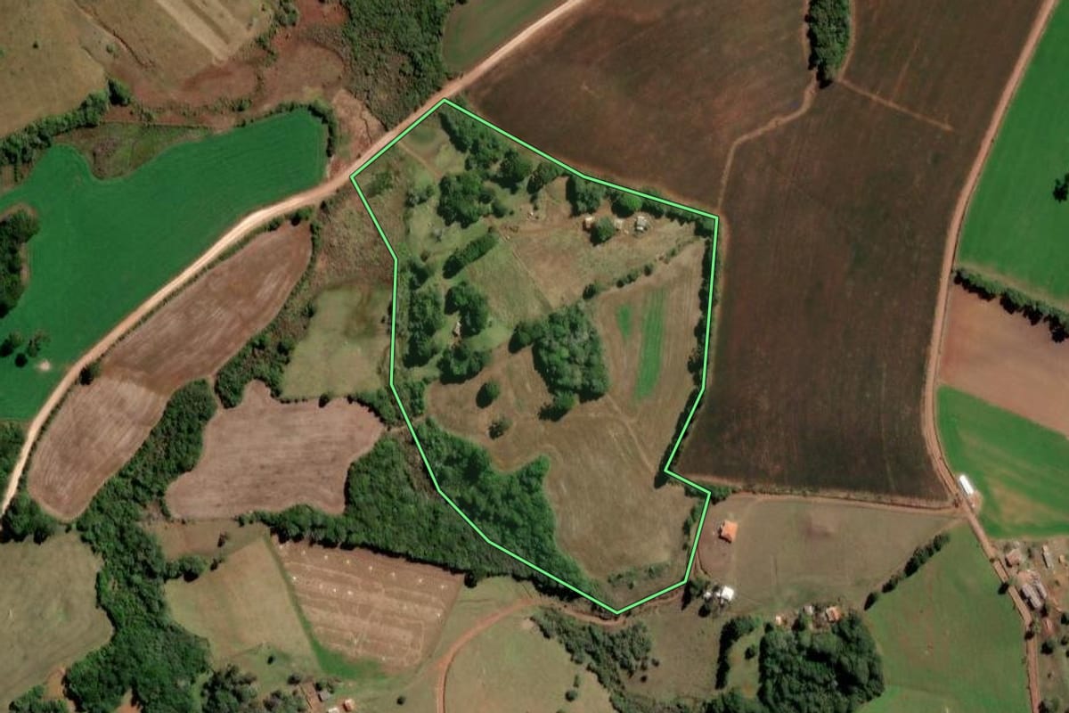 Imagem de satélite do imóvel rural em Piraí do Sul (PR), com o contorno declarado no CAR desenhado por cima.