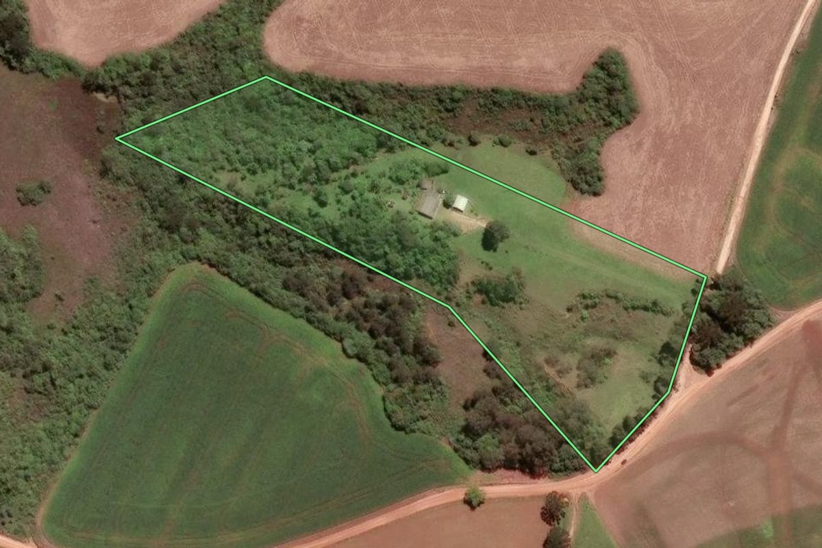 Imagem de satélite do imóvel rural em Piraí do Sul (PR), com o contorno declarado no CAR desenhado por cima.