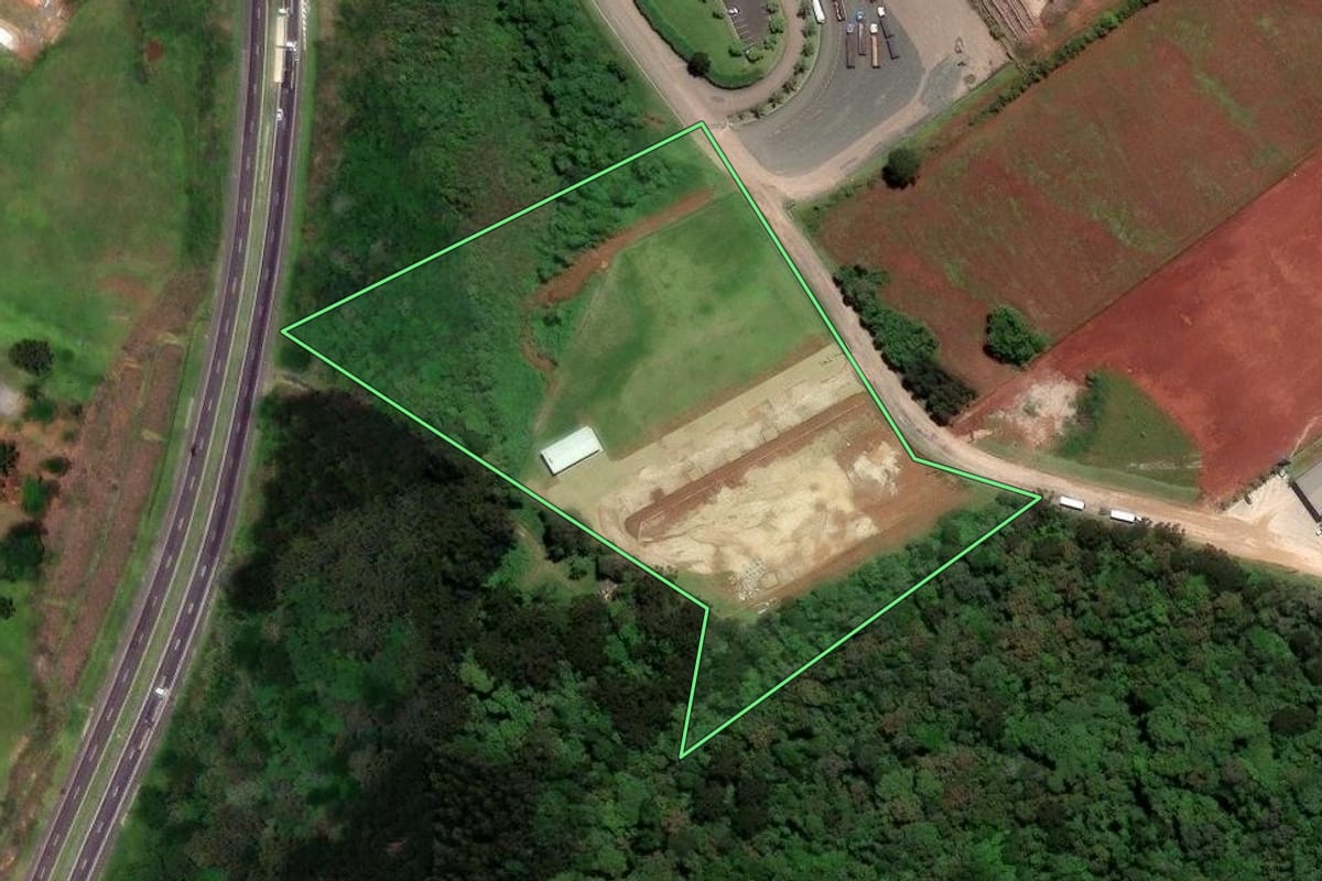 Imagem de satélite do imóvel rural em Piraí do Sul (PR), com o contorno declarado no CAR desenhado por cima.