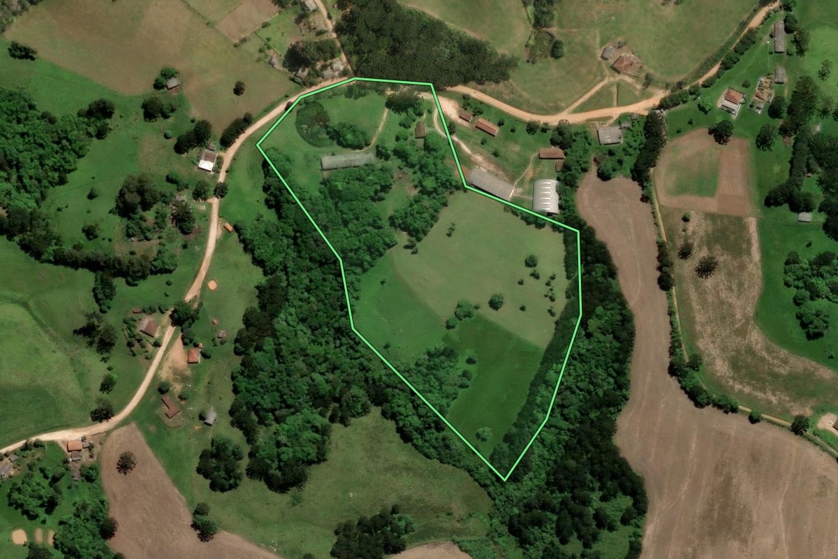 Imagem de satélite do imóvel rural em Piraí do Sul (PR), com o contorno declarado no CAR desenhado por cima.