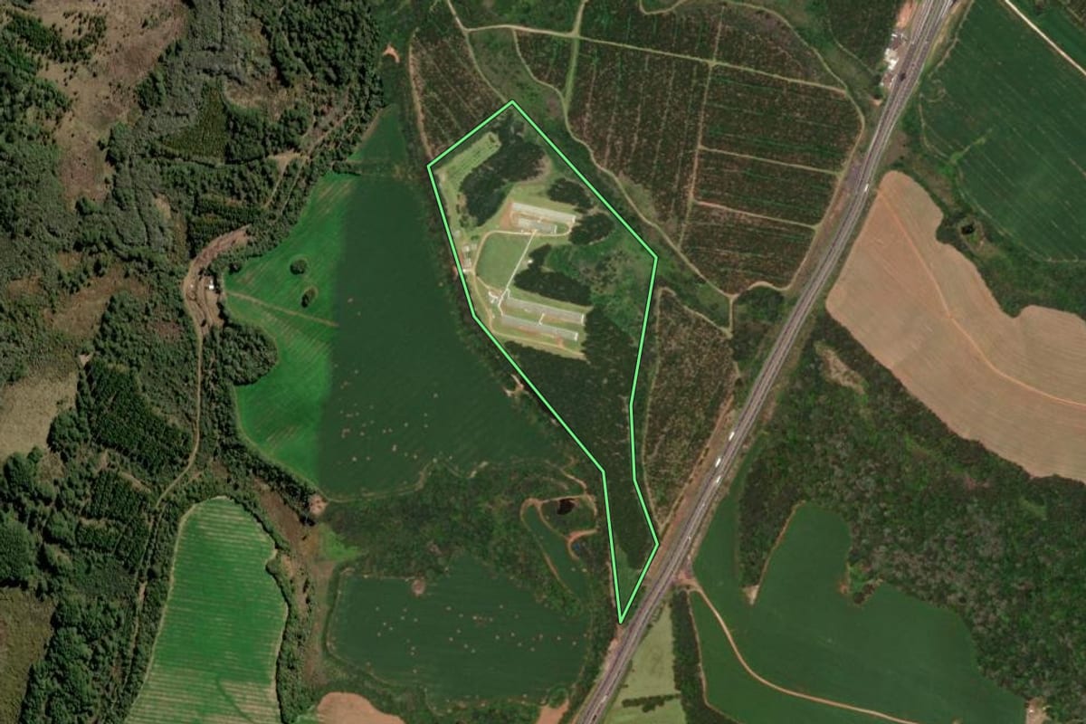 Imagem de satélite do imóvel rural em Piraí do Sul (PR), com o contorno declarado no CAR desenhado por cima.